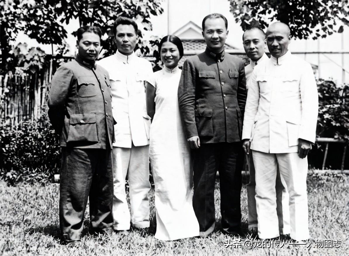 1937年8月，农工党领导人黄琪翔(右三)及夫人郭秀仪(右四)在南京私邸宴请国共