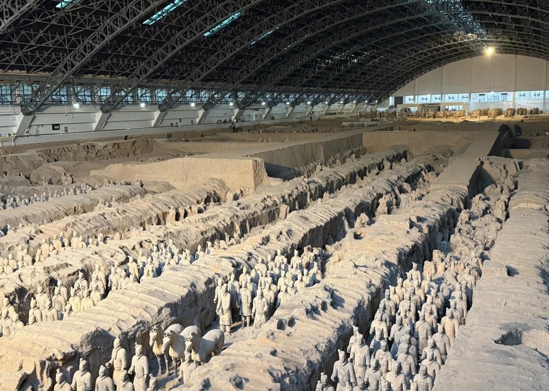 这片土地，长满了这样的奇迹。
赶在闭馆前踏入兵马俑博物馆，官方讲解已经结束，抱着
