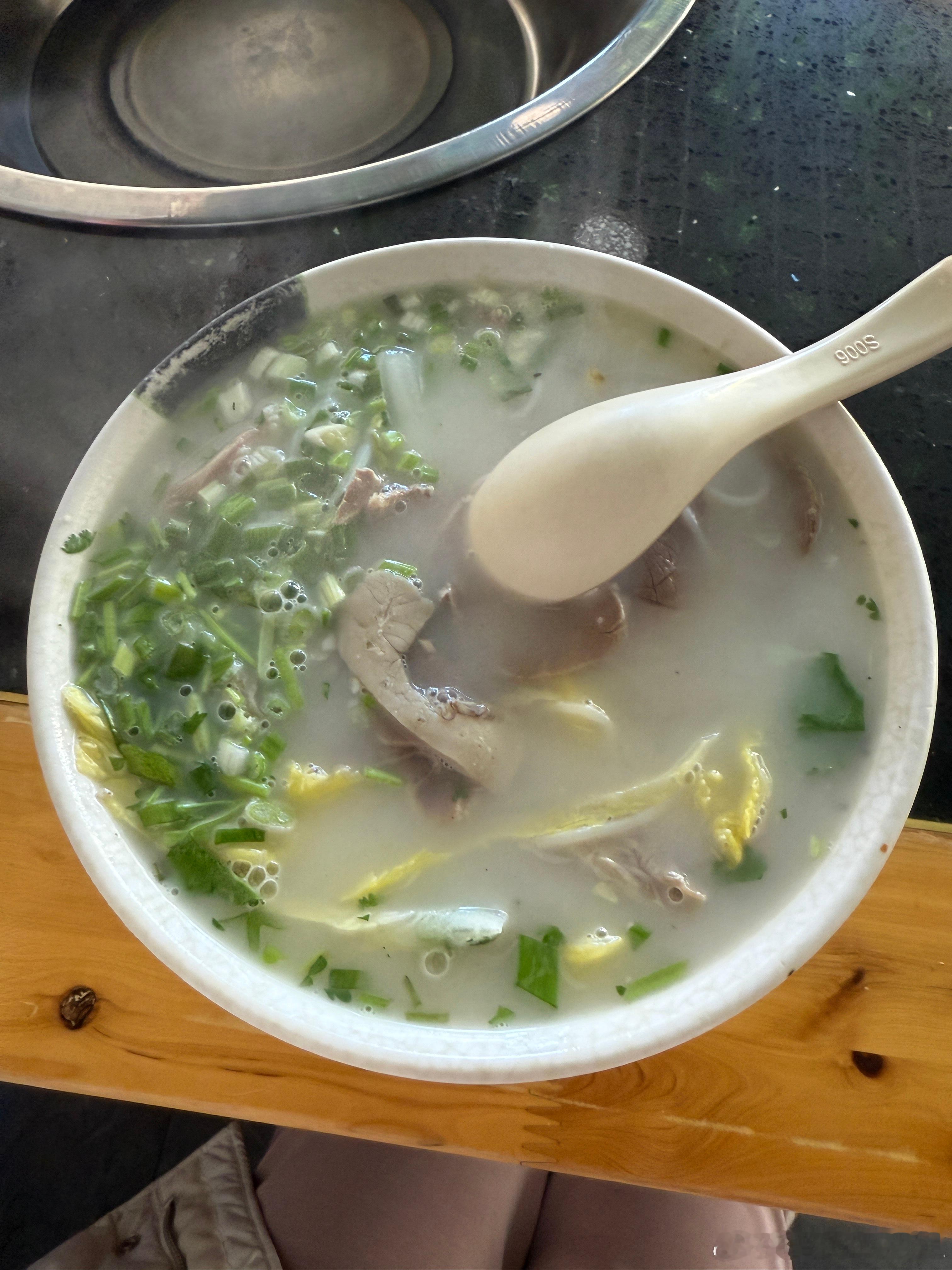 昨晚凌晨两点到达萨嘎县，海拔4400米左右。洗漱一下凌晨5点多才睡着，但是因为高