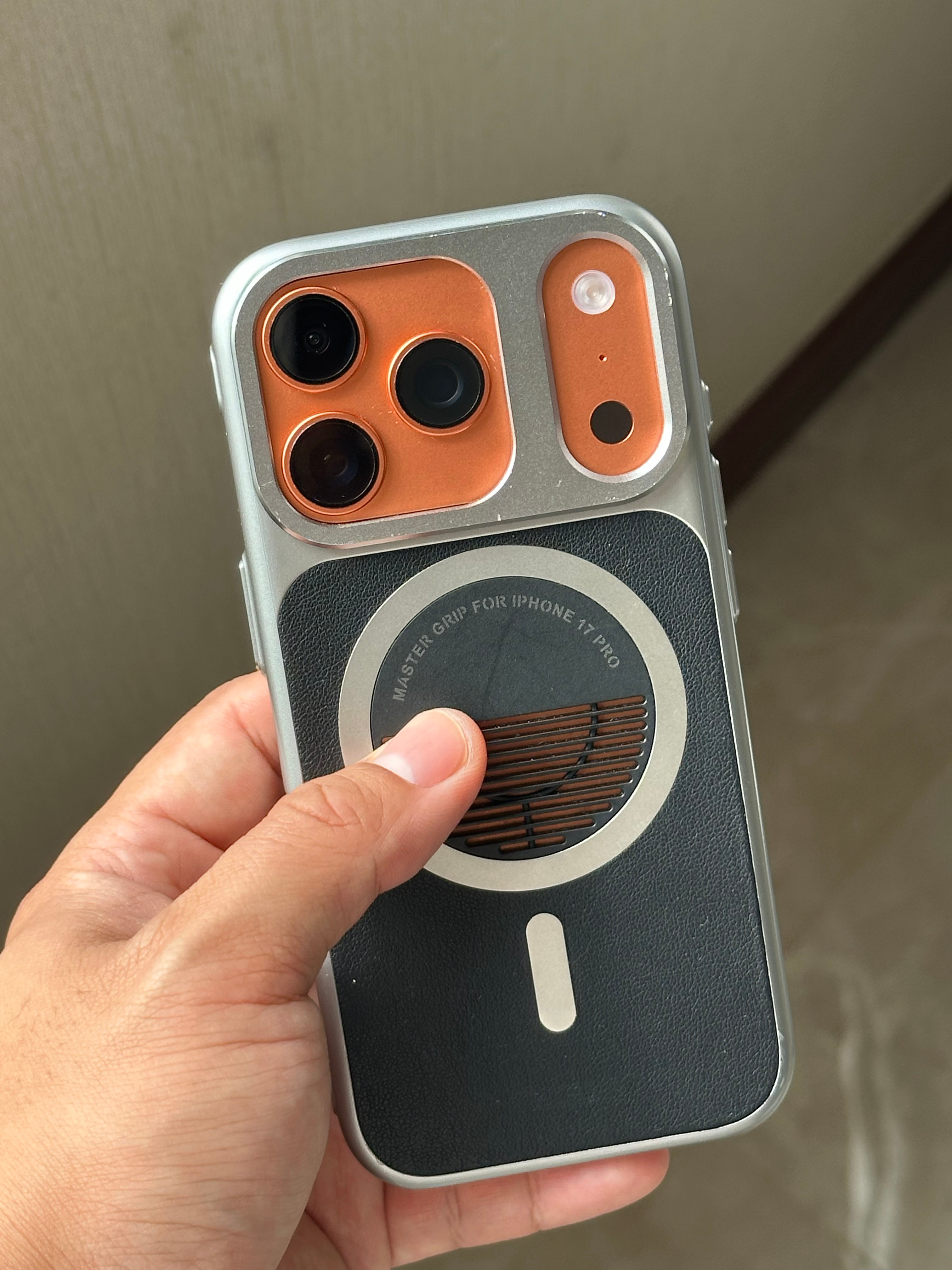 iPhone17 Pro又摔了，还好带了手机壳[二哈] ​​​