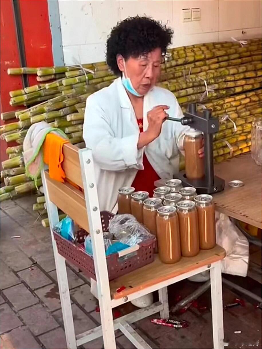 晓华理发店已没了爆火时的人潮理发店，南京老太咖啡，现在鸡排哥，总会莫名其妙的火一