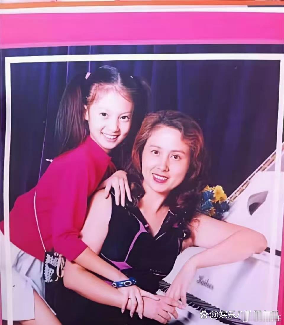 以后再也不说金晨是整容脸了，她和她妈妈是公用一张脸的。 