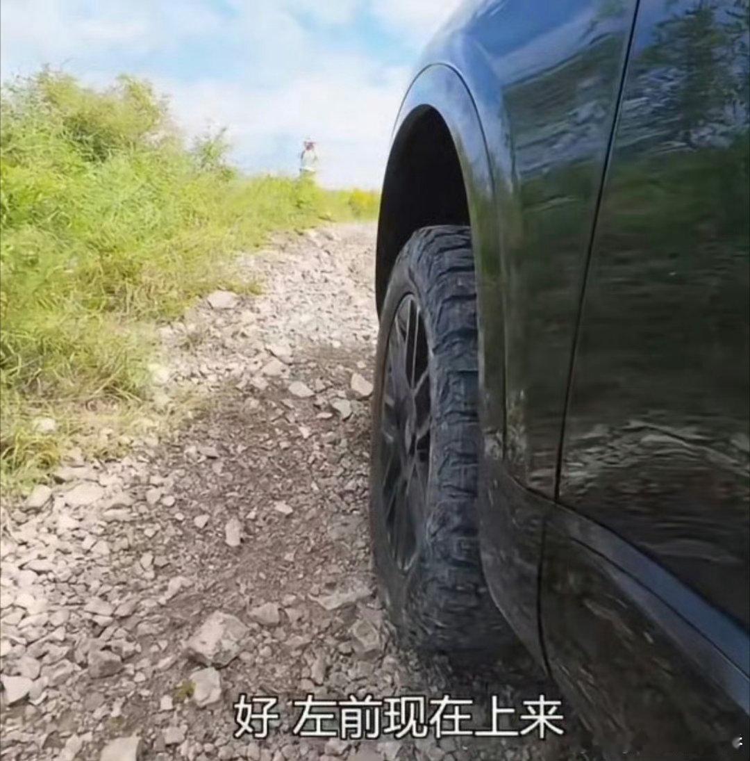 享界G9爬这大坡吓人啊刷到爬坡视频直接看愣了，视角看着特别陡。享界G9稳稳往上走