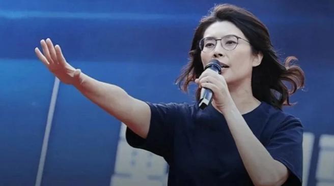 新当选的国民党主席郑丽文，一查底细才发现她不仅是妥妥的“蓝二代”，身上流着那一代