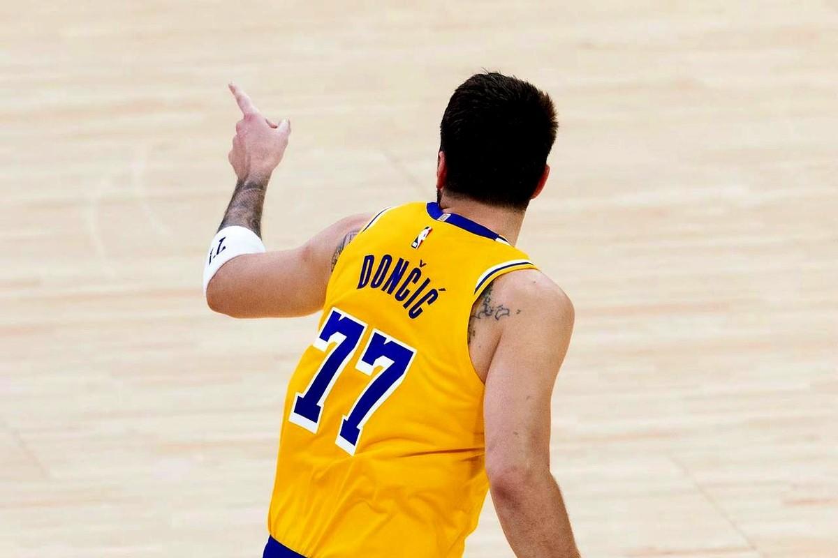 东子这赛季的表现，真的被低估了。

湖人这阵容，进攻空间全联盟倒数，运动能力也垫