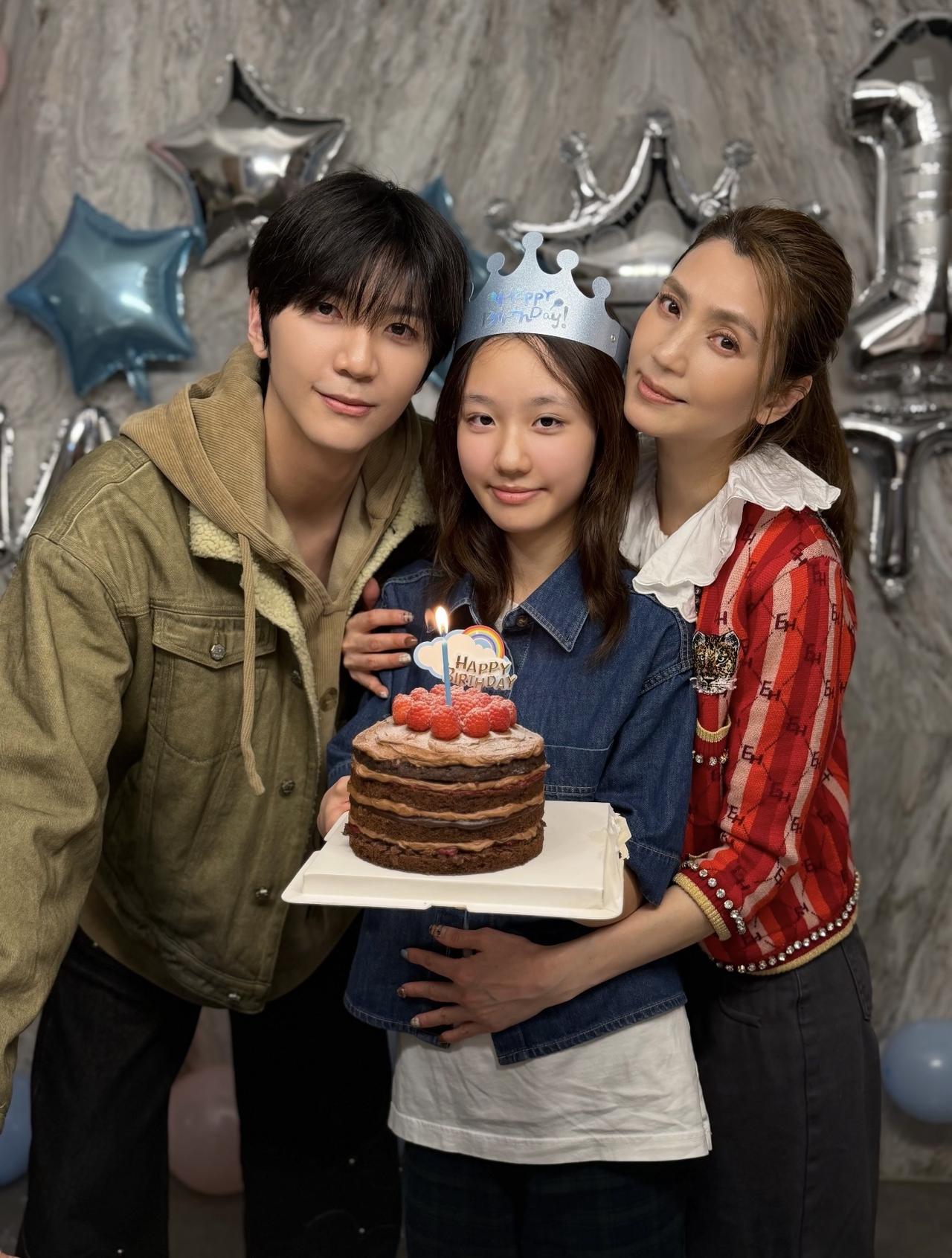 洪欣为女儿庆生的合影，12岁的张晞彤越长越漂亮啦。

这是上个月2月4日的时候，