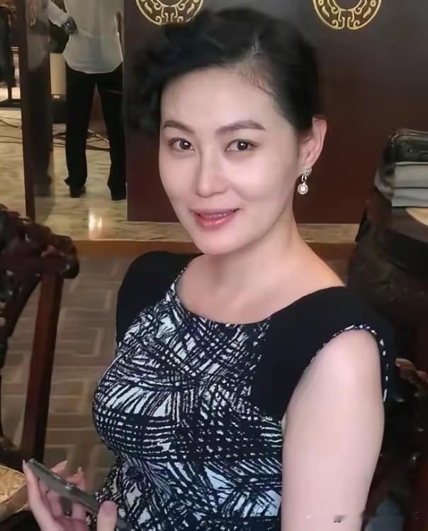 最喜欢她饰演的“潘金莲”，演绎的风情万种，表情传神到位，演技朴实大方，现在老了也