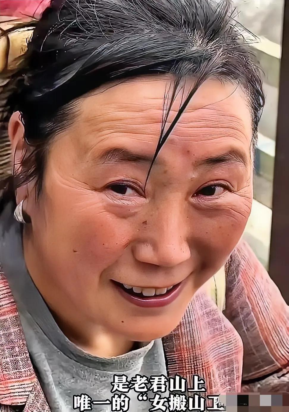 河南洛阳，女子在老君山当挑山工11年，每天背起200斤货物上山，记者问她干到什么
