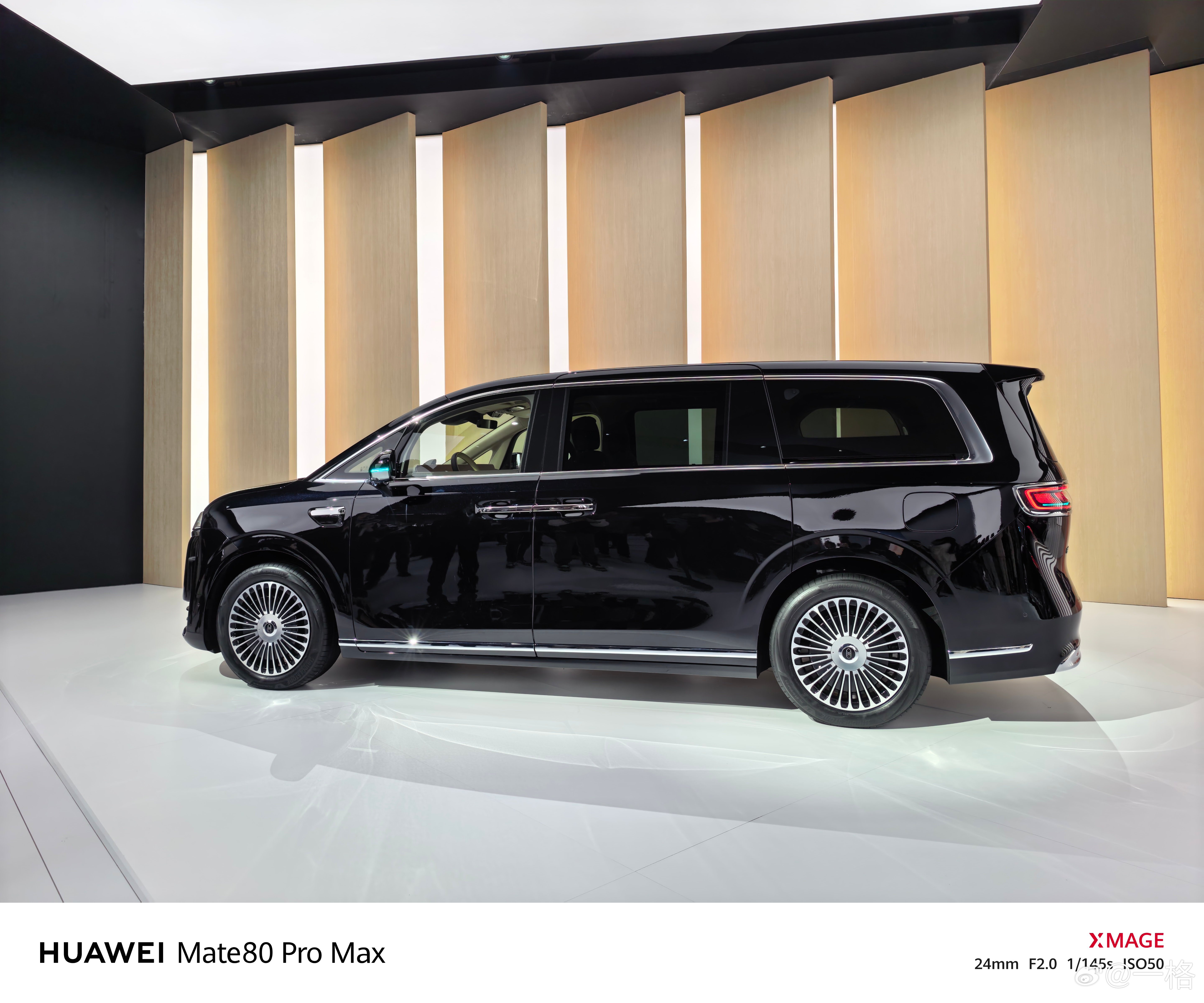 今天在展台还看到了智界V9的实车，紫色跟黑色，你们觉得怎么样？作为鸿蒙智行首款M