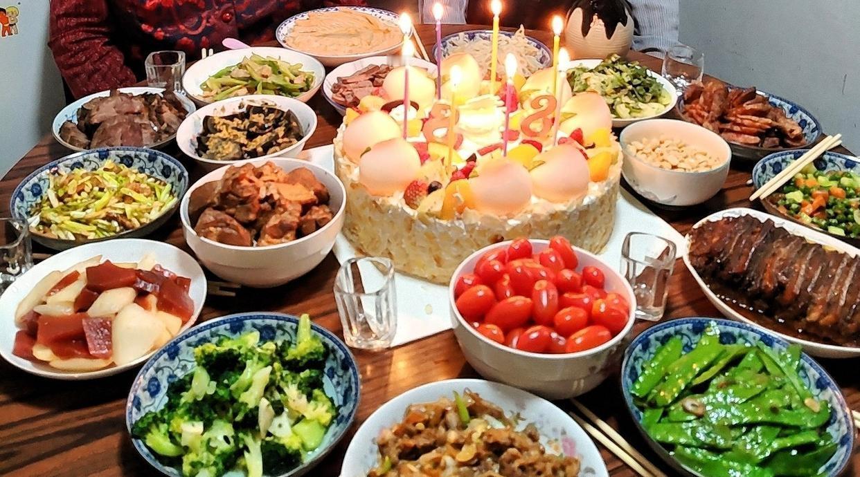 我爸过生日，嫂子说饭店吃。我就说在家吃别饭店了，年年饭店吃也没意思，嫂子我买菜你