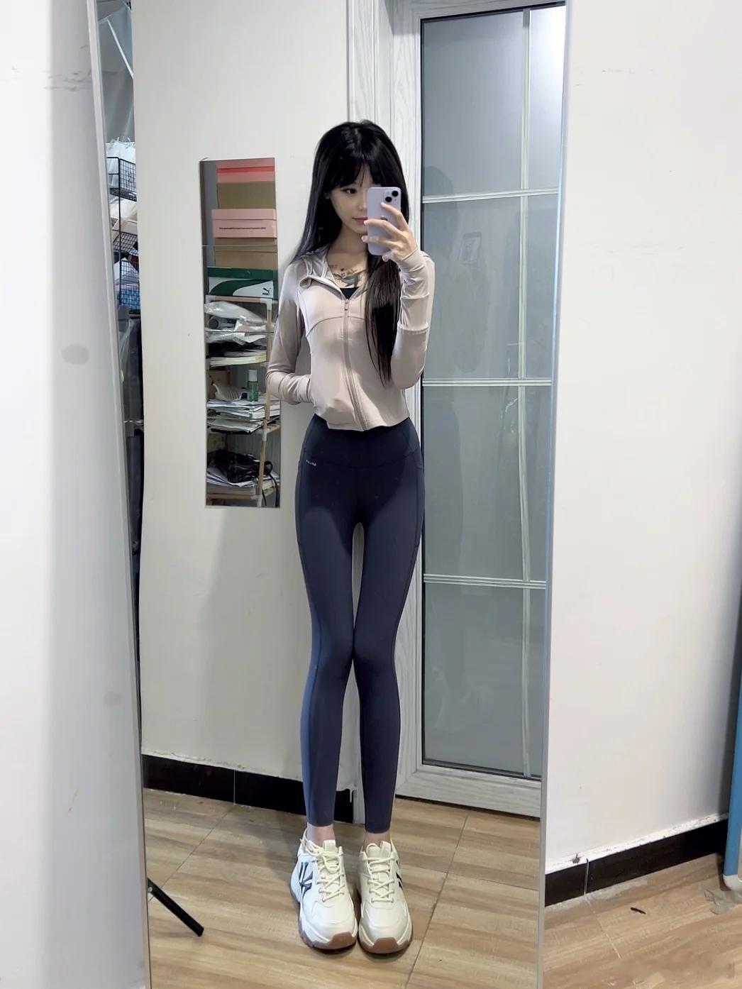 今日健身风采：外穿瑜伽裤，运动女孩的时尚之选。推荐这款瑜伽服，展现活力与魅力。 