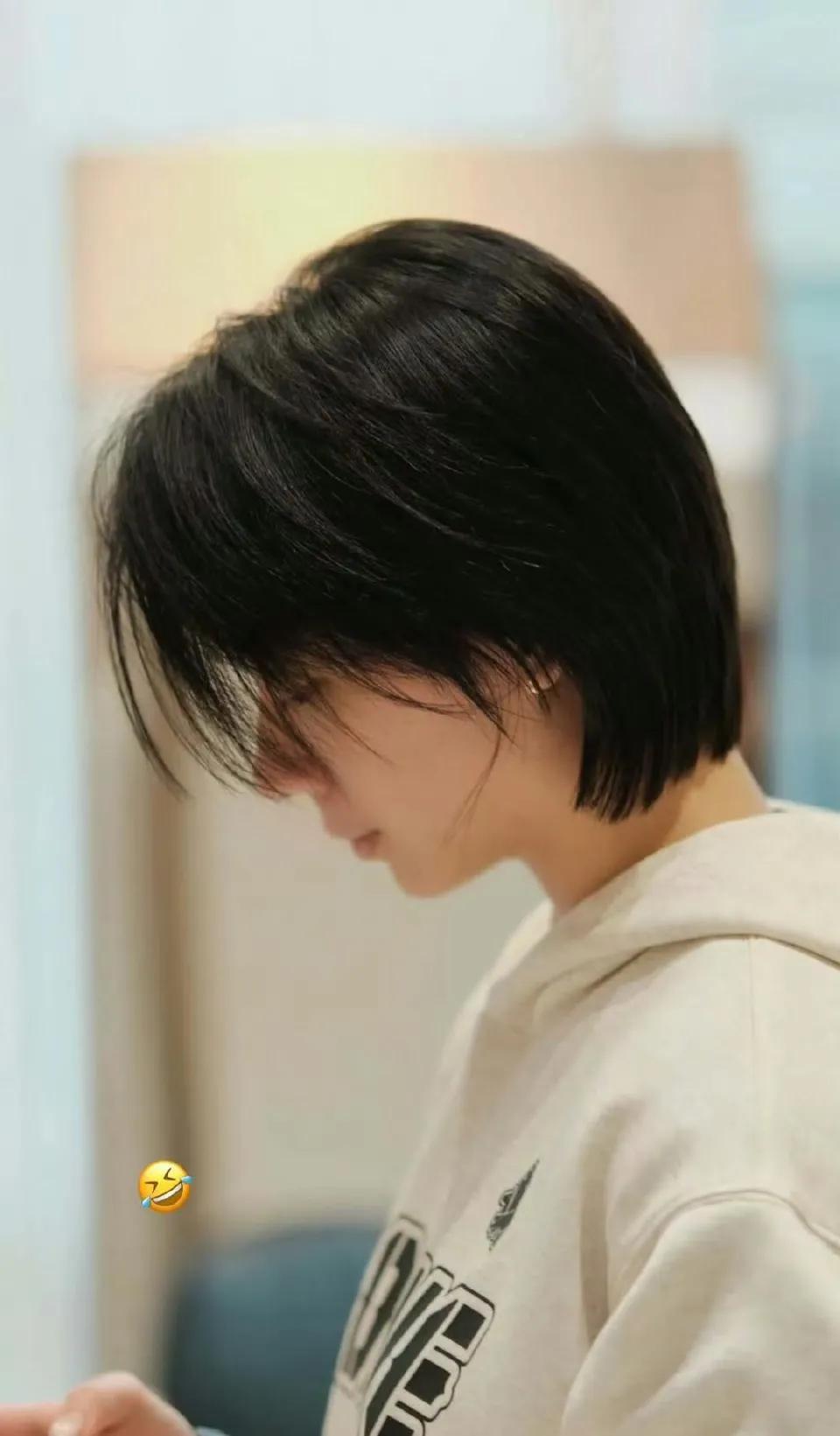 陈熠重庆冠军赛后剪头发了，换换发型换换心情，剪了短发更有气质了，温婉清纯优雅。