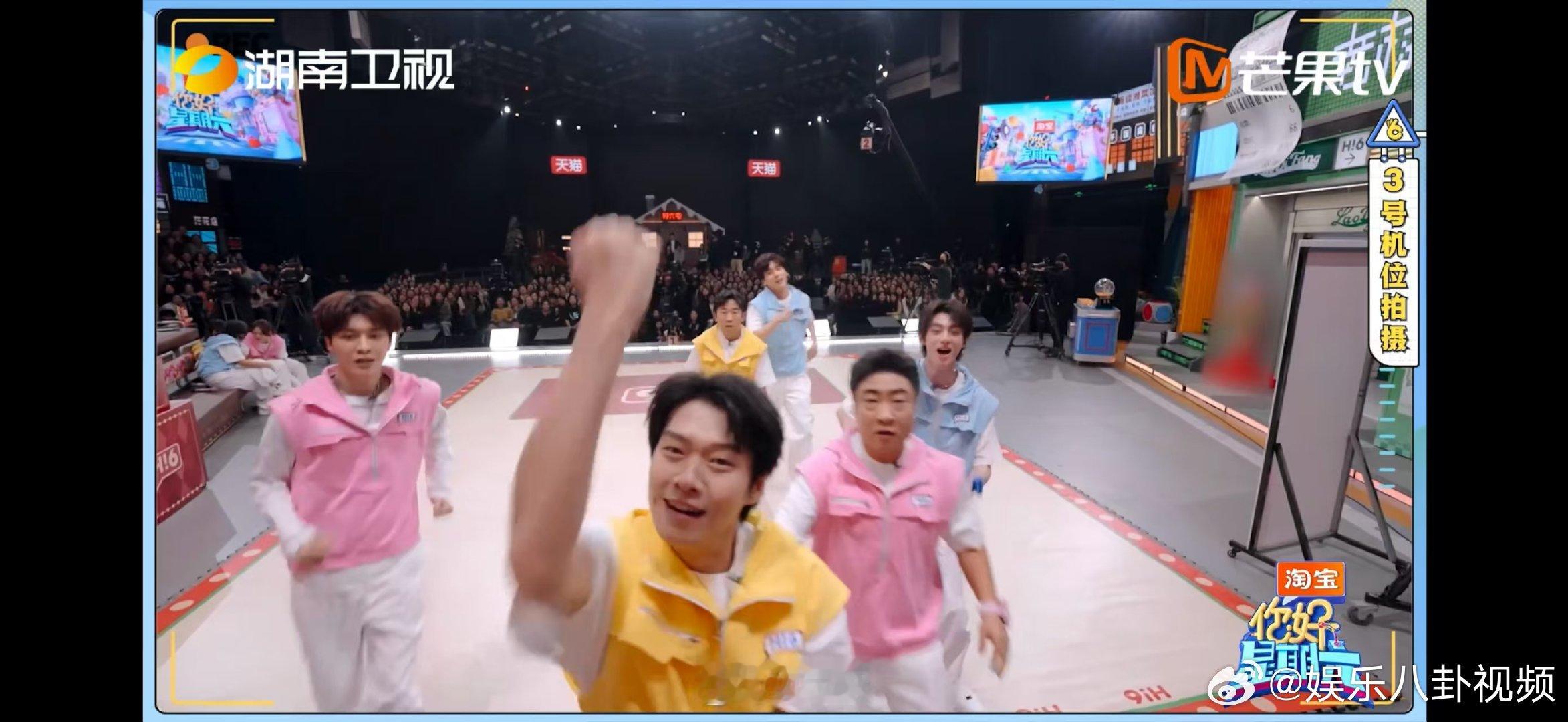 范丞丞一个漂亮的滑跪杀出重围 你好星期六 好六斗舞现场全员内卷，众人扎堆争抢镜头