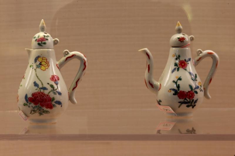 康熙对中华民族贡献巨大。他八岁登基就展现出超越年龄的成熟。在位时开启“康乾盛世”