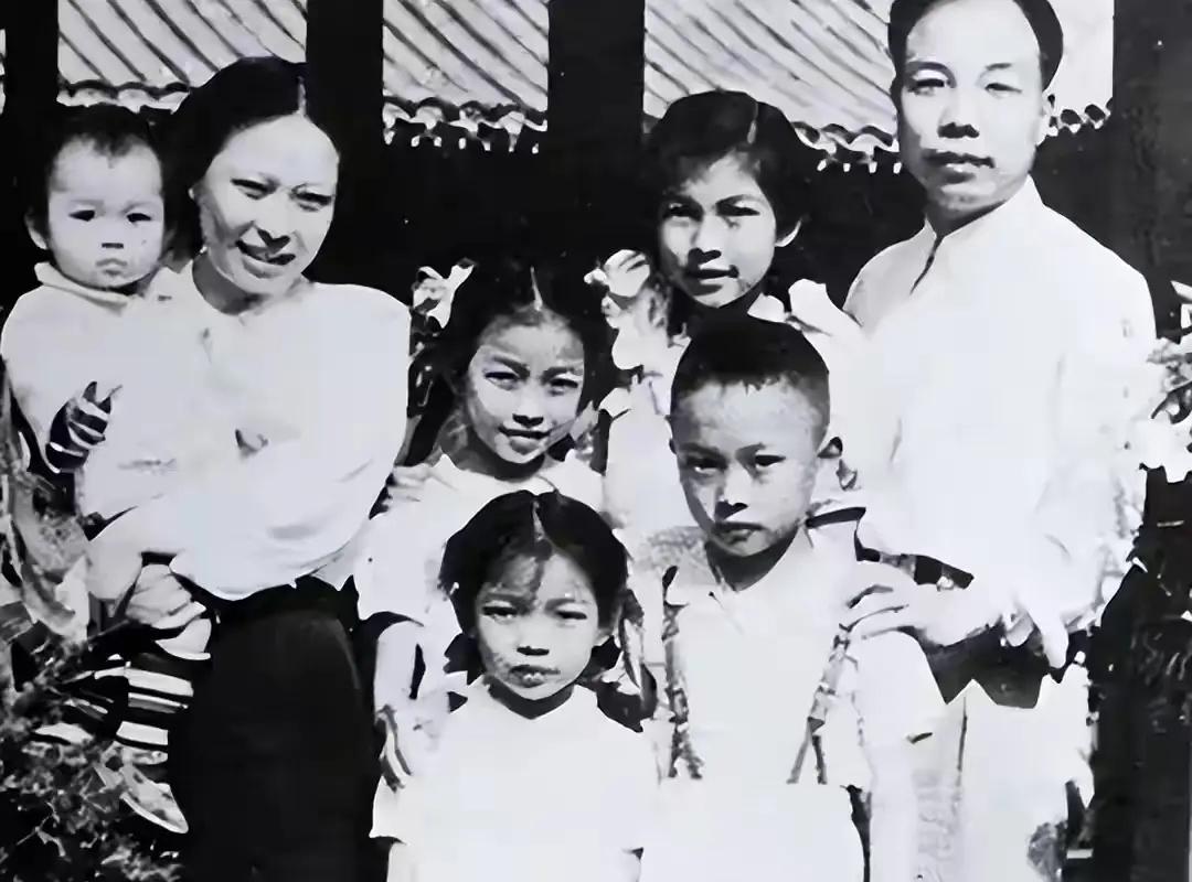 1958年，开国上将萧华回到江西兴国，找到了失散24年的亲妹妹萧金洪。见面时，萧