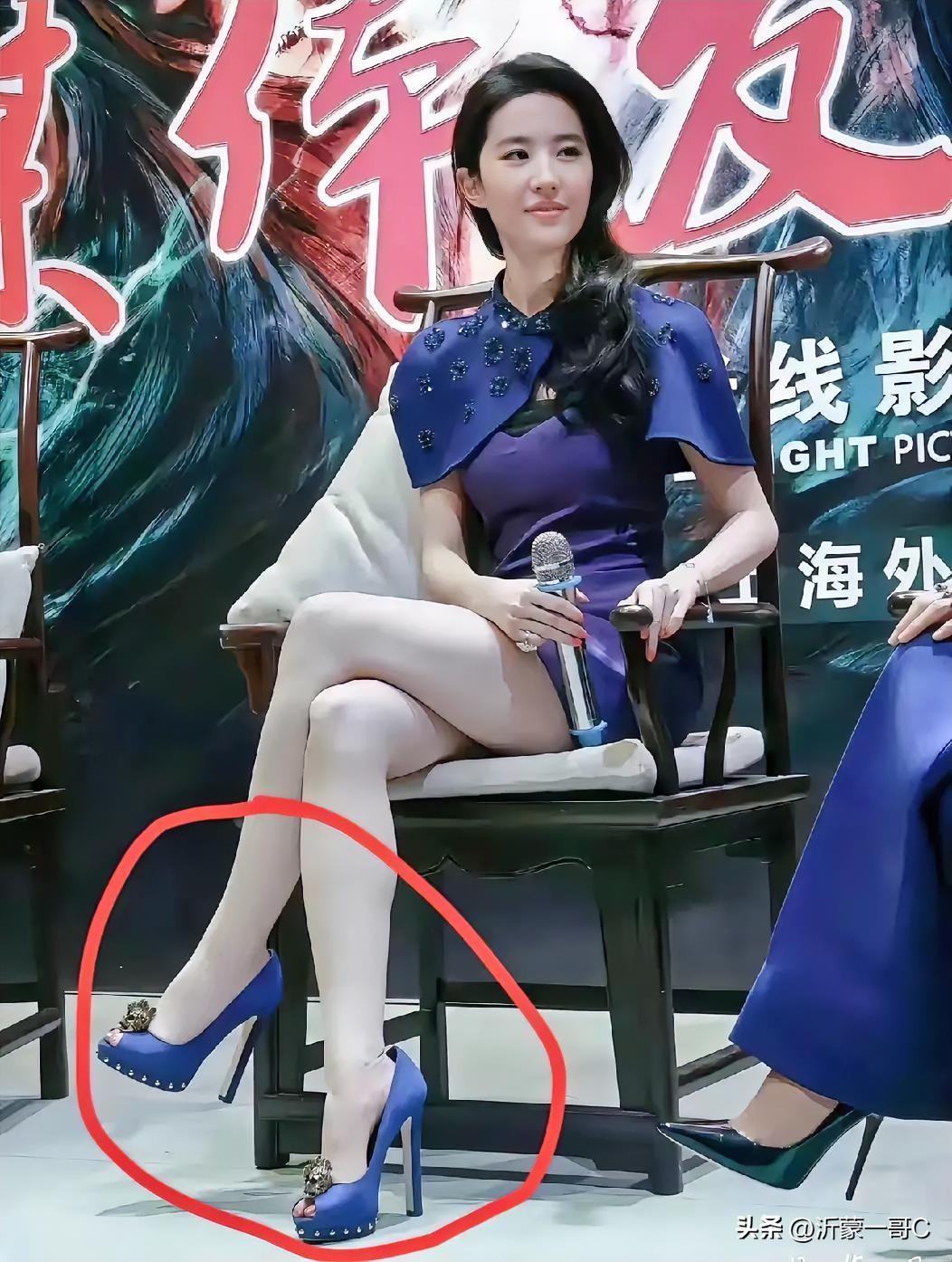 不愧为是“神仙姐姐”！太美了！刘亦菲这脸蛋的确一流，自带美颜滤镜，这大腿丝滑洁白