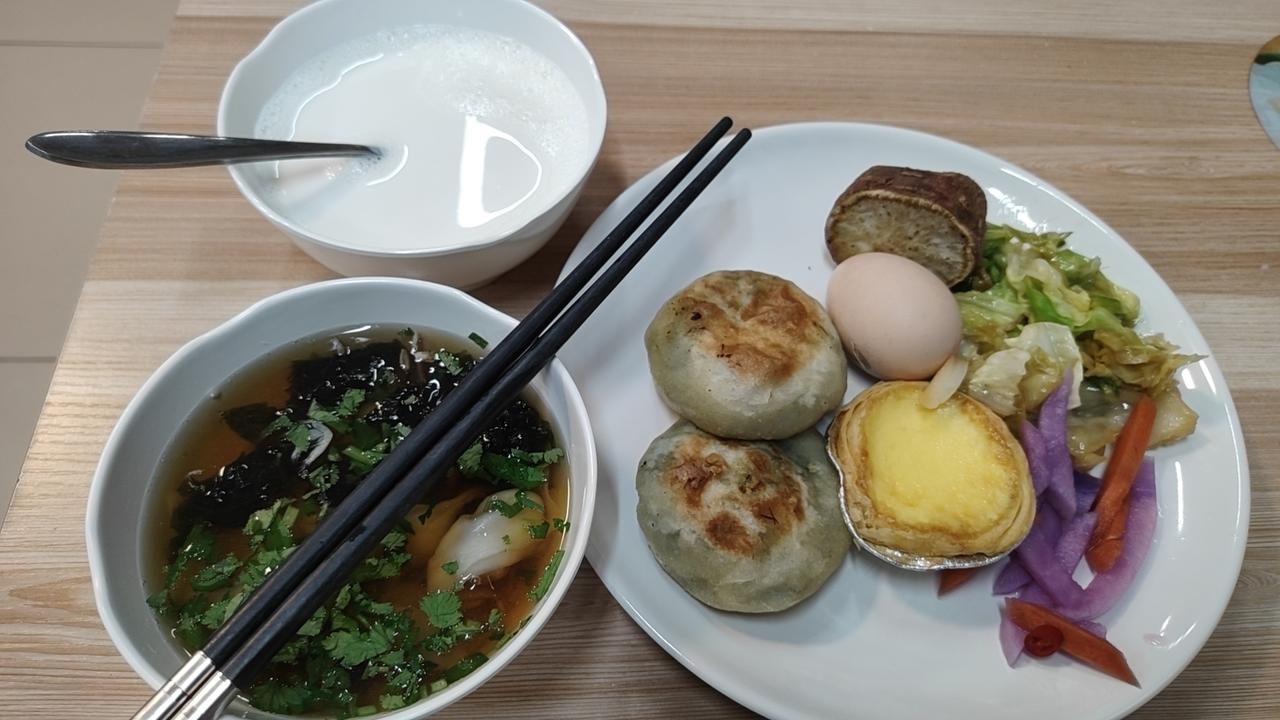 高僧问求道者金子与烂泥孰好，求道者答金子。高僧笑言：“若你是一颗种子呢？”世间万