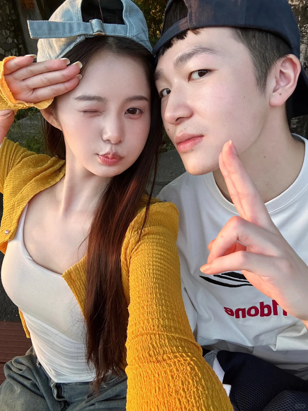 跟男朋友合照怎么拍 反戴帽子超搞怪