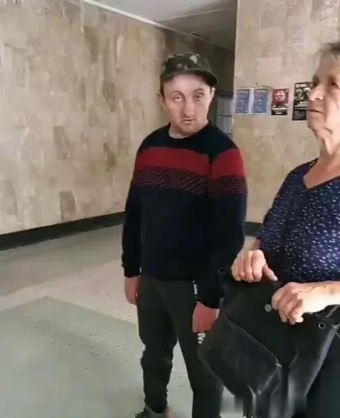 乌克兰已开始动员精神病医院的病人。 ​​​
——就不怕精神病人在运兵车上拉响了手