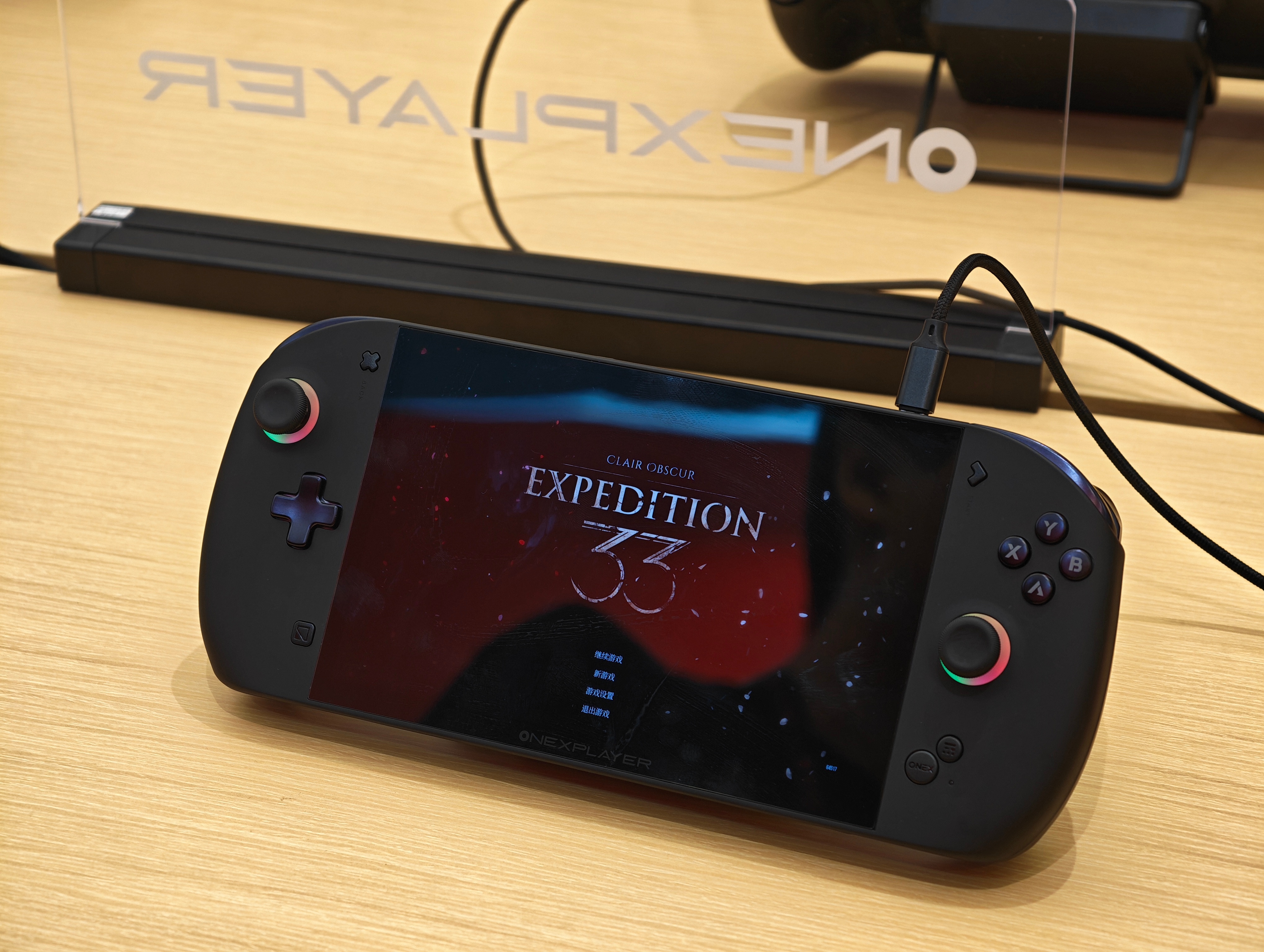 飞行家Apex Air和X2 mini这次都上了外置可换电设计。说白了就是电池可