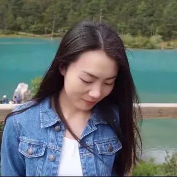 湖畔漫步，心情舒畅，微风拂面，享受自然。