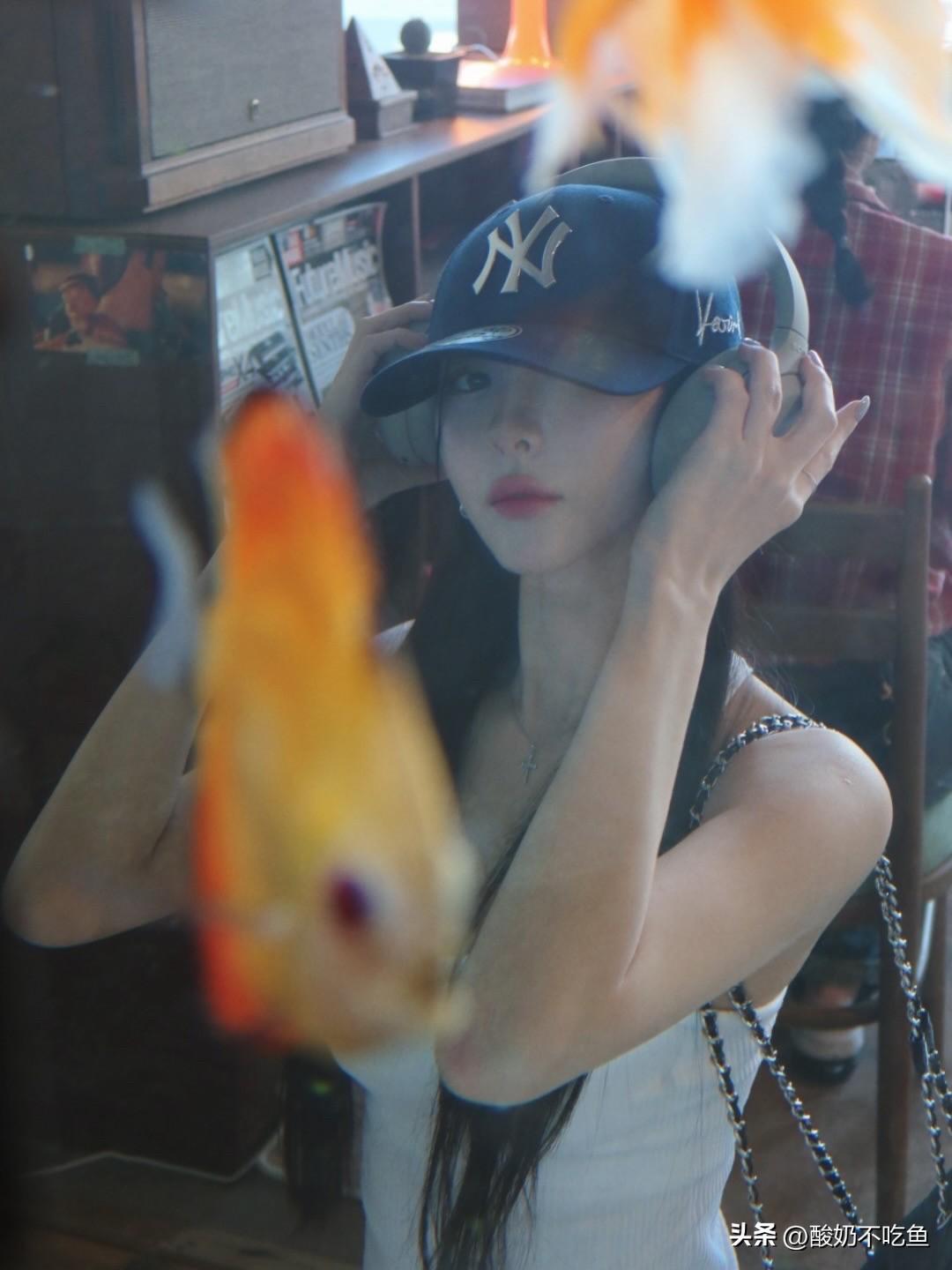 有趣的事从不是多盛大的场面，不过是日常里藏的小甜份——是不期而遇的温柔，是猝不及