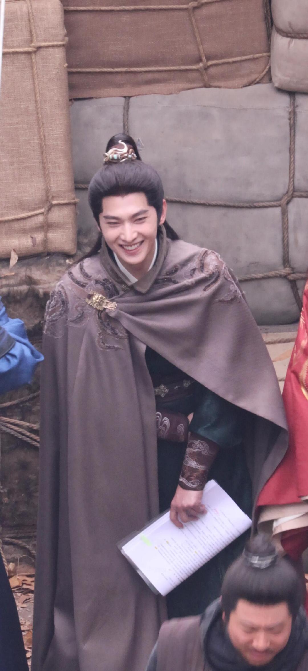 杨洋片场大笑路透杨洋好乐观杨洋有这个心态做什么都会成功的 