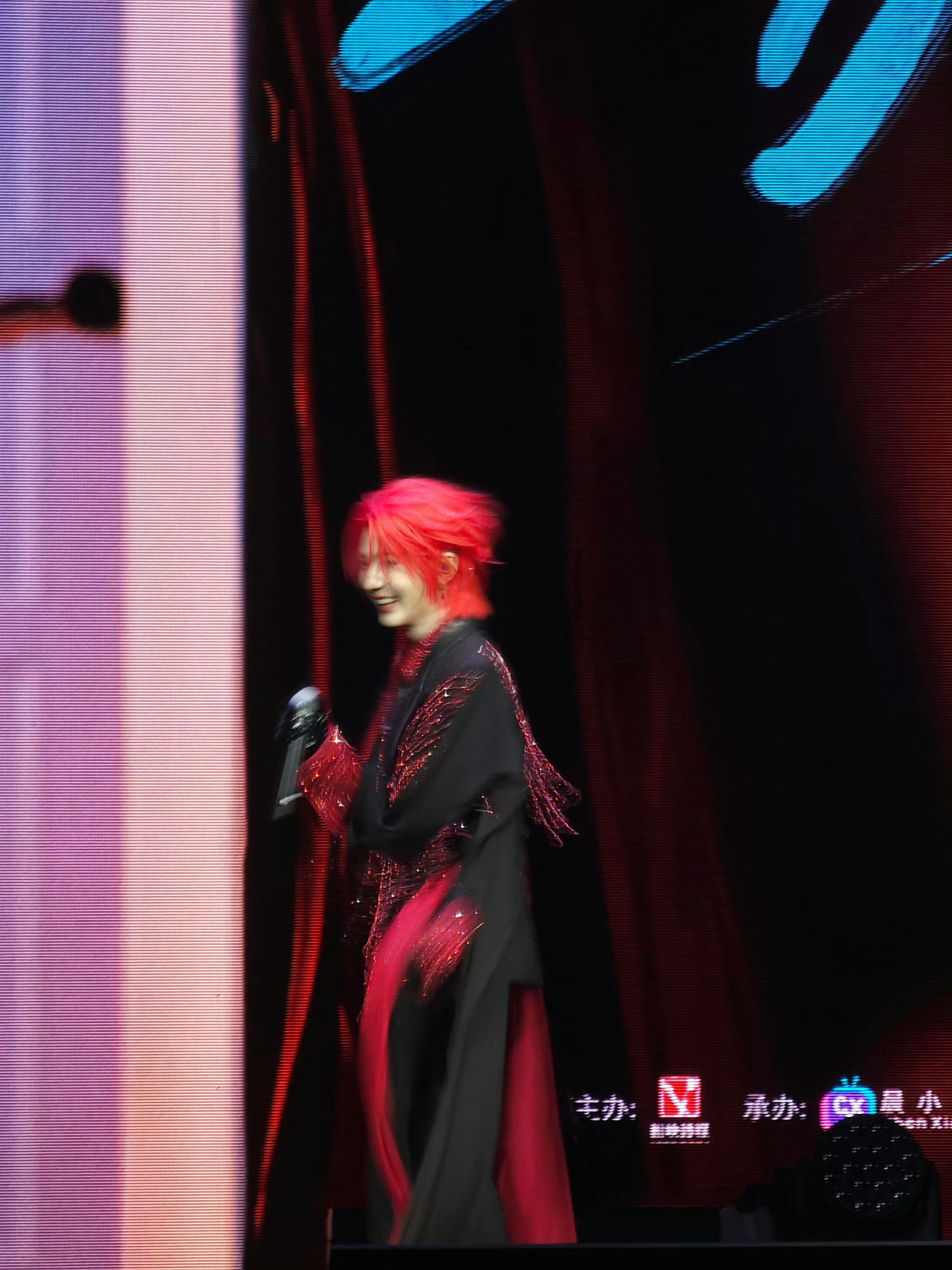 郝熠然红发露背装 云旗郝熠然澳门演唱会，红发露背造型好帅！郝熠然红发造型郝熠然s