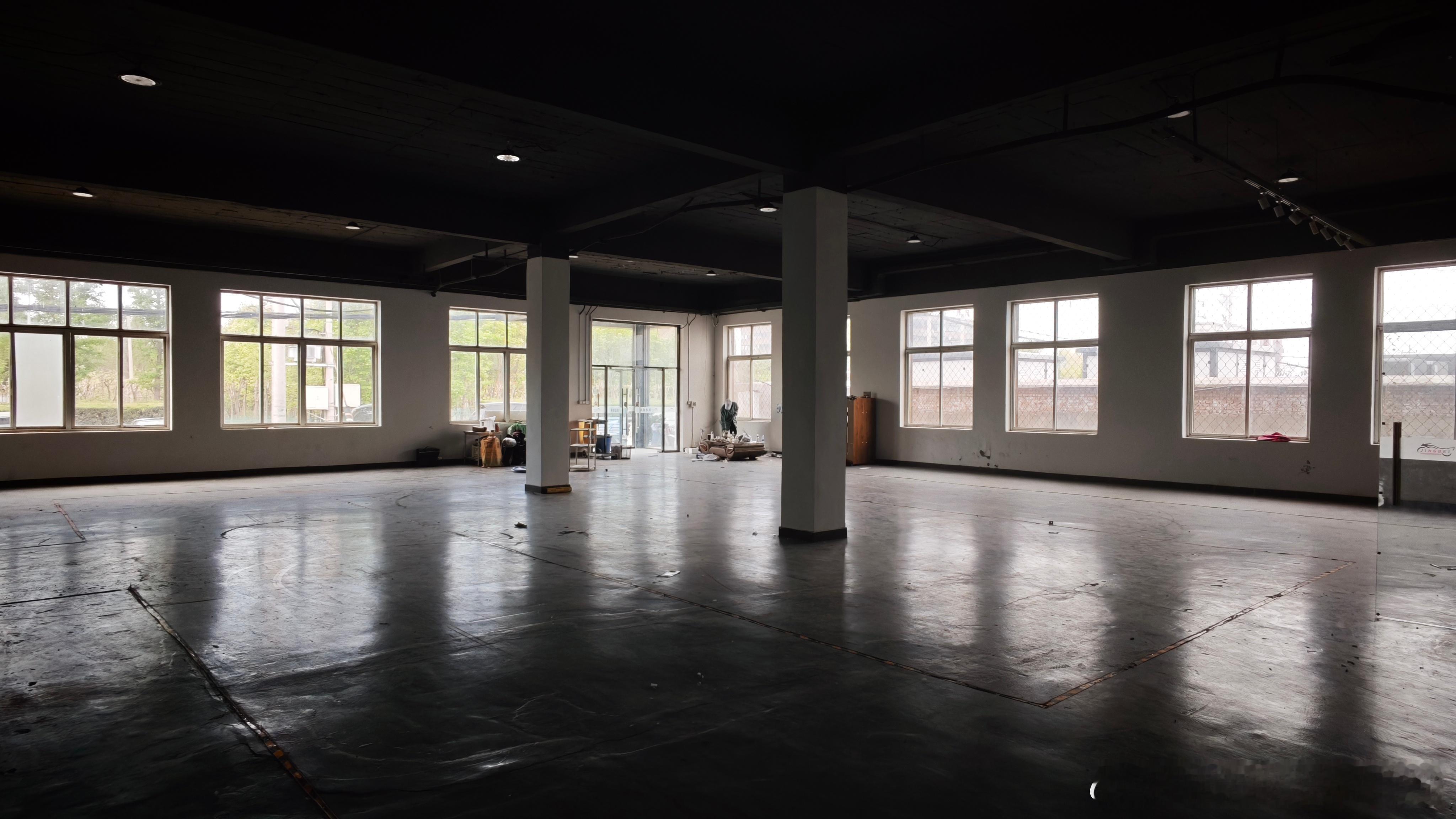 全新的爱车时光梦想车库已经交接。建筑面积730平米。这次拍摄区，老车及跑车收藏区