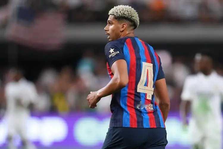 据《世界体育报》报道，巴萨通过苏亚雷斯了解阿劳霍关于未来的想法。巴萨主席拉波尔塔