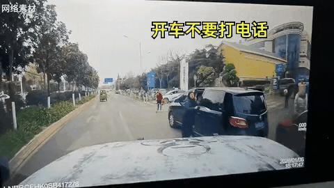 她违停，我催她挪车，她不肯，还冲我竖了中指。我掏出手机想报交警，手一滑，手机掉了