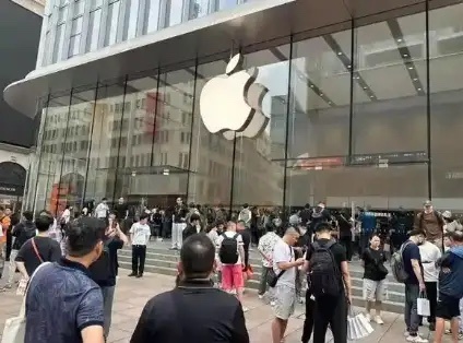 苹果翻车了。iOS 27正式推送没几个小时，RCS消息集体发送失败、Univer