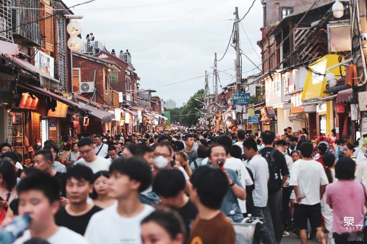 #这个国庆假期相约福建世遗之城#泉州古城依旧人流如织，丰富的在地文旅活动填满了国