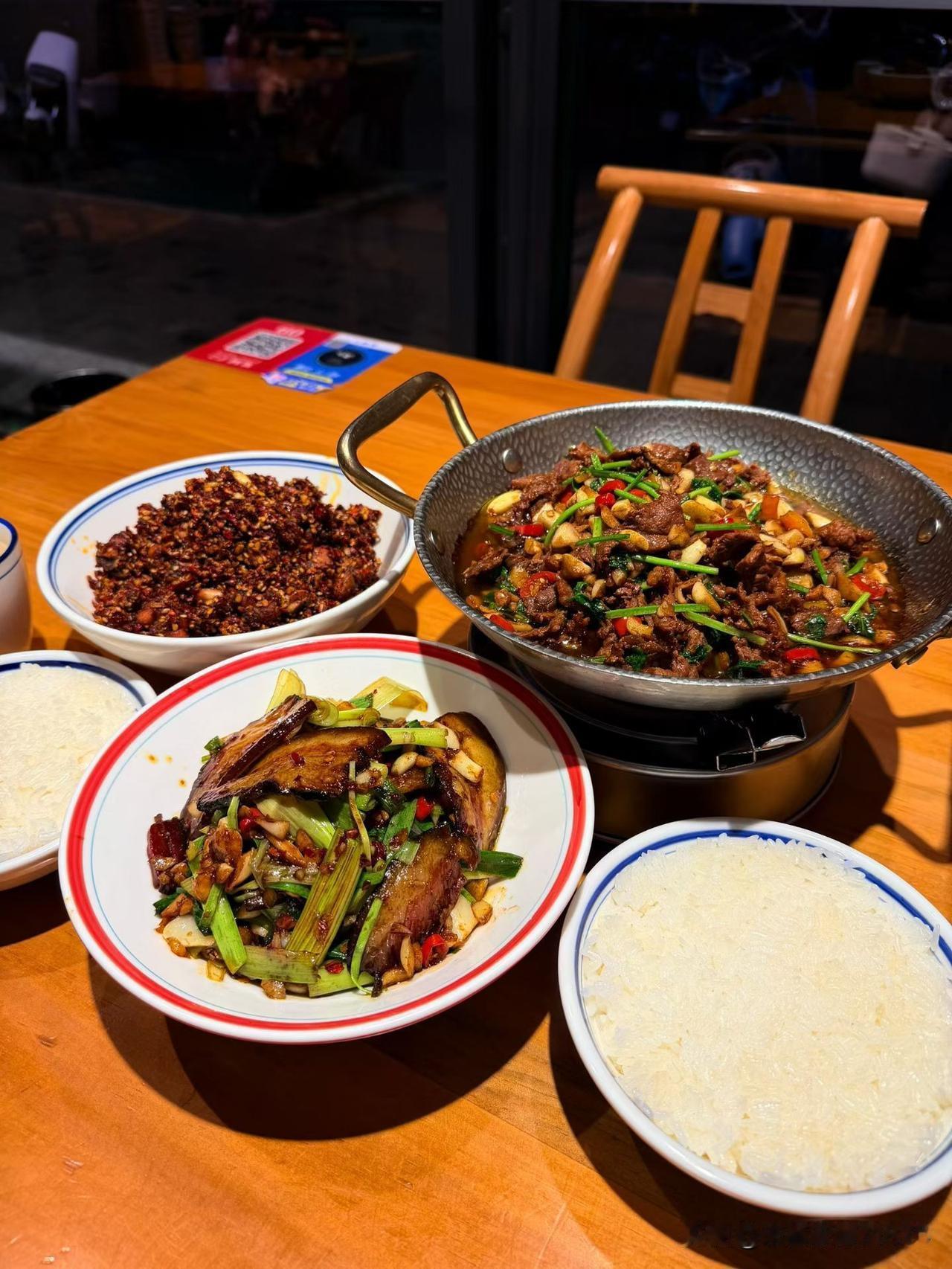 我婆婆真的是一个让人琢磨不透的老太太。
你说她会过吧？她拿出大把的钱来分给我跟她
