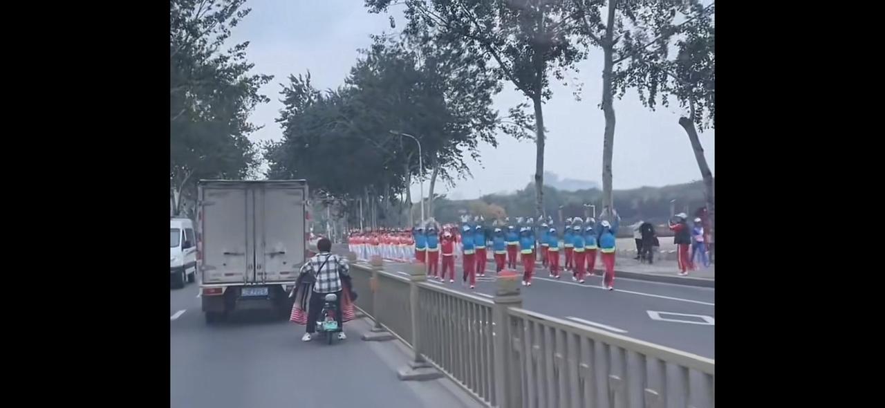 国家对于老年人退休是非常关心的，相关部门给予了他们道路权限，在马路上进行健身，并