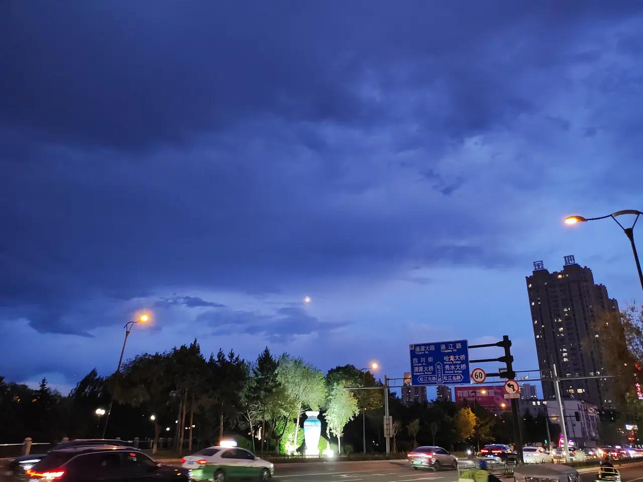 世间悲欢并不相通 (随笔)

夜深了，窗外的风有些凉。我坐在灯下，看着杯中升腾的