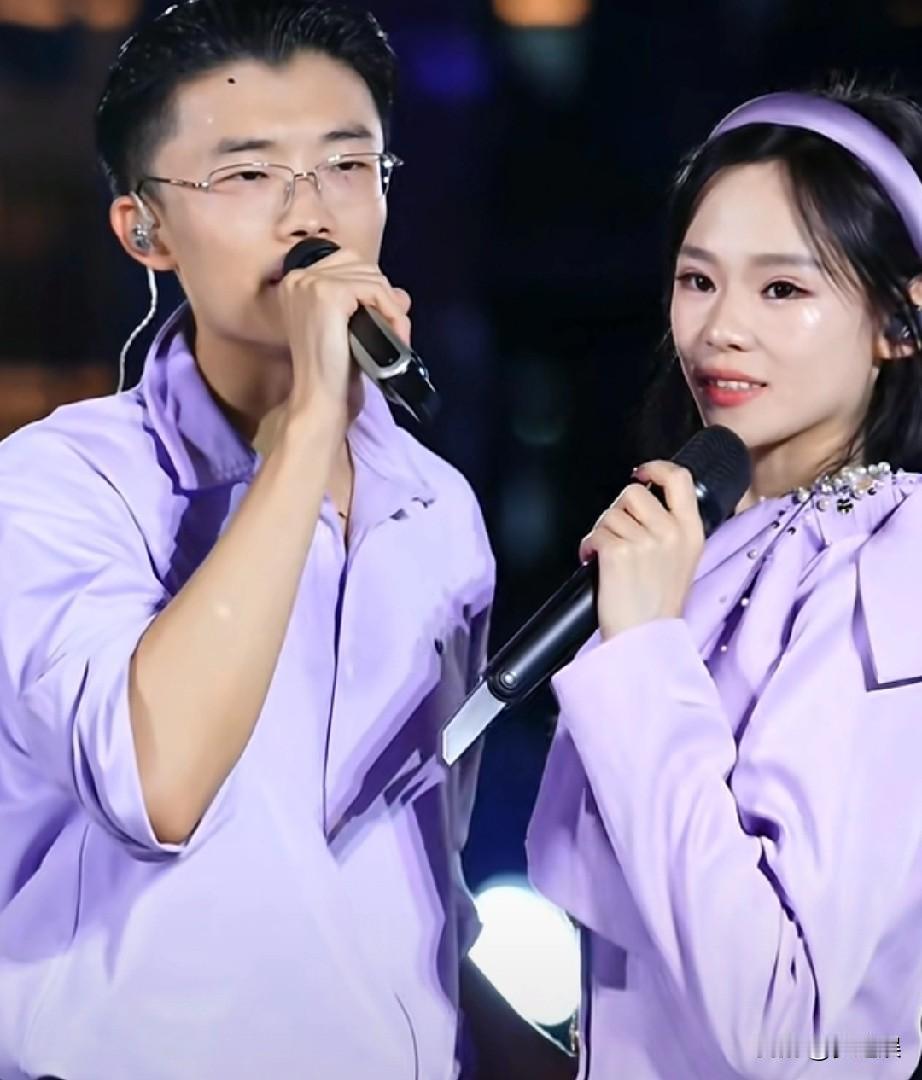 郭有才今天和苏畅一起上场了，苏畅爸爸也看了直播说大妮唱来还不错那，有进步，两个人