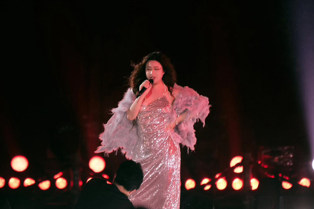 锤娜丽莎回应上歌手帮唱尤长靖锤娜丽莎要去歌手了从试探提问到锤锤巧妙回应，帮唱尤长