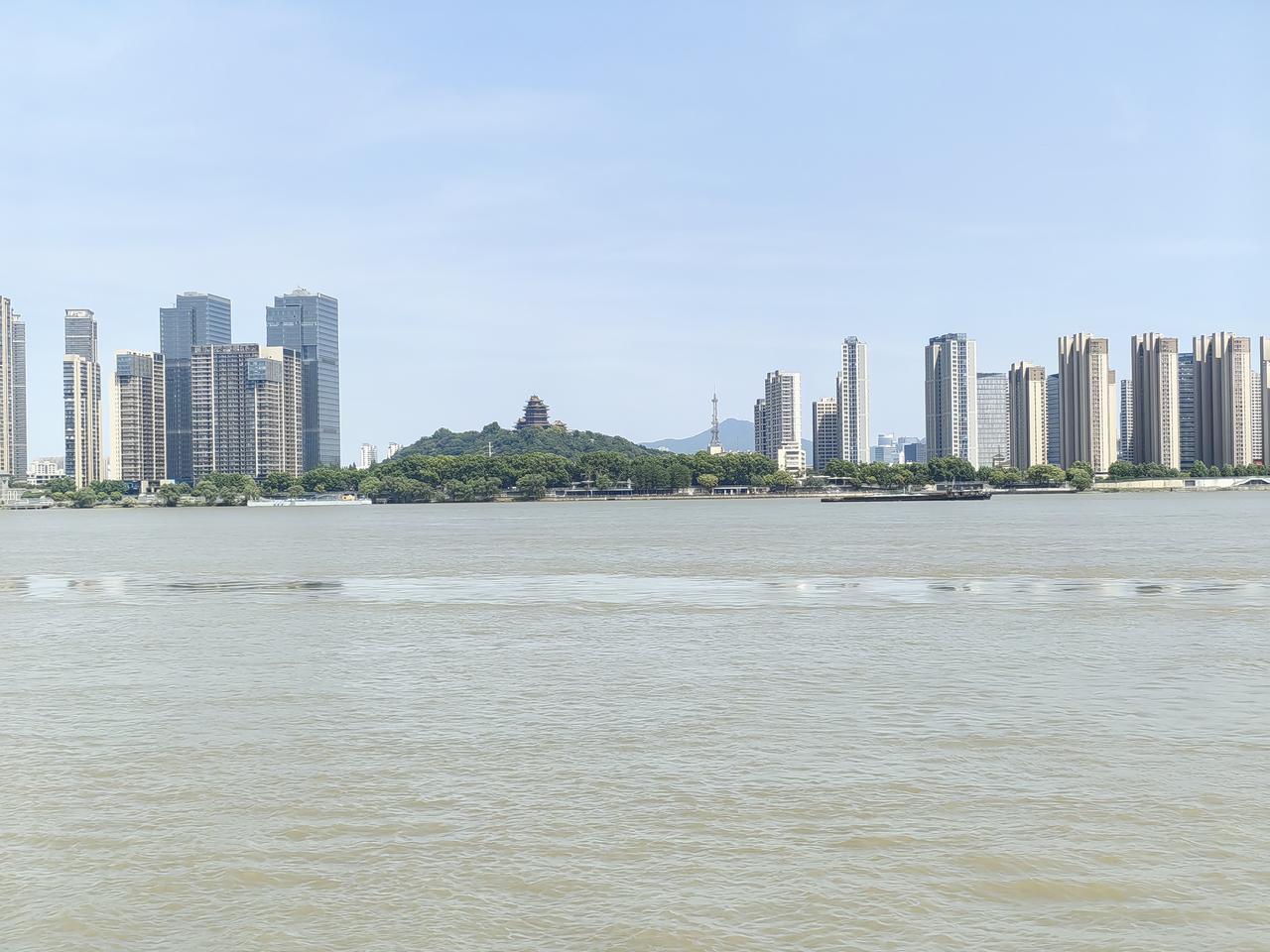 下面这些照片，是我们从南京浦口码头，坐轮渡回中山码头的时候拍摄的。
那天是5月6