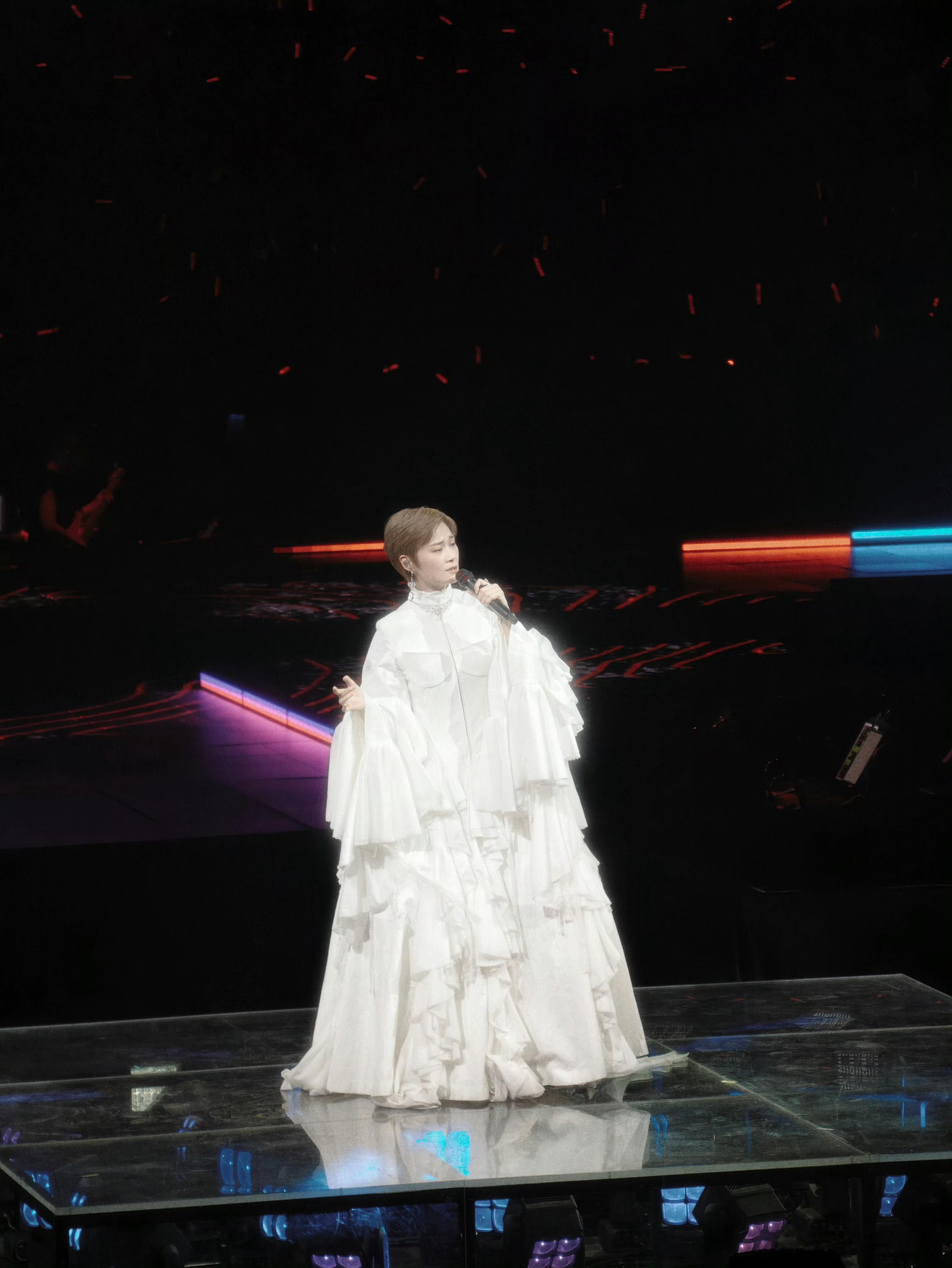 李宇春中古女爵李宇春一条裙子用了两千块布 永远可以相信李宇春的时尚眼光🌟，中古