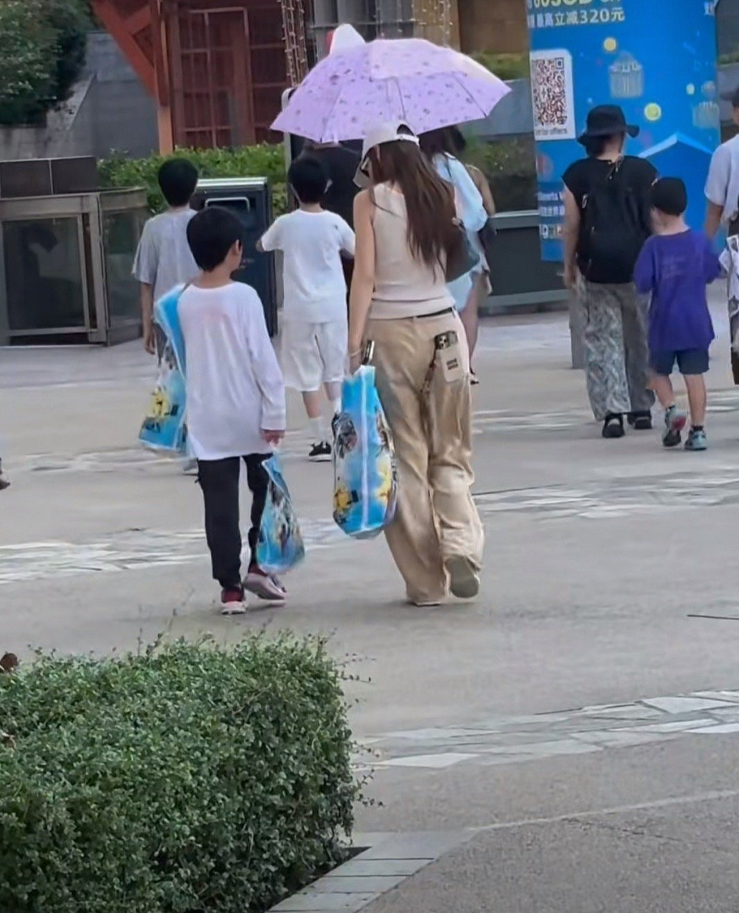 杨颖带着他8岁儿子现身新加坡，单身有钱有娃，网友对这种去父留子的生活赞声一片！ 