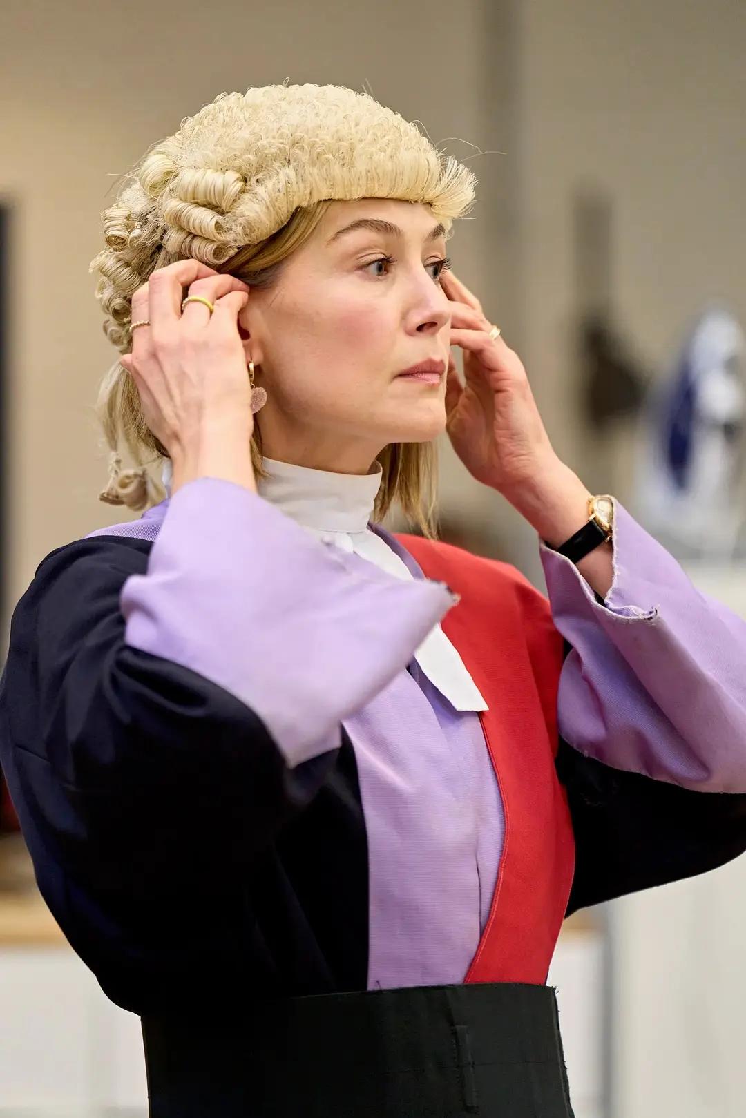 （2—2）临近结尾，当儿子不堪愧疚要求女主带其主动认罪时，女主产生了巨大的内心纠