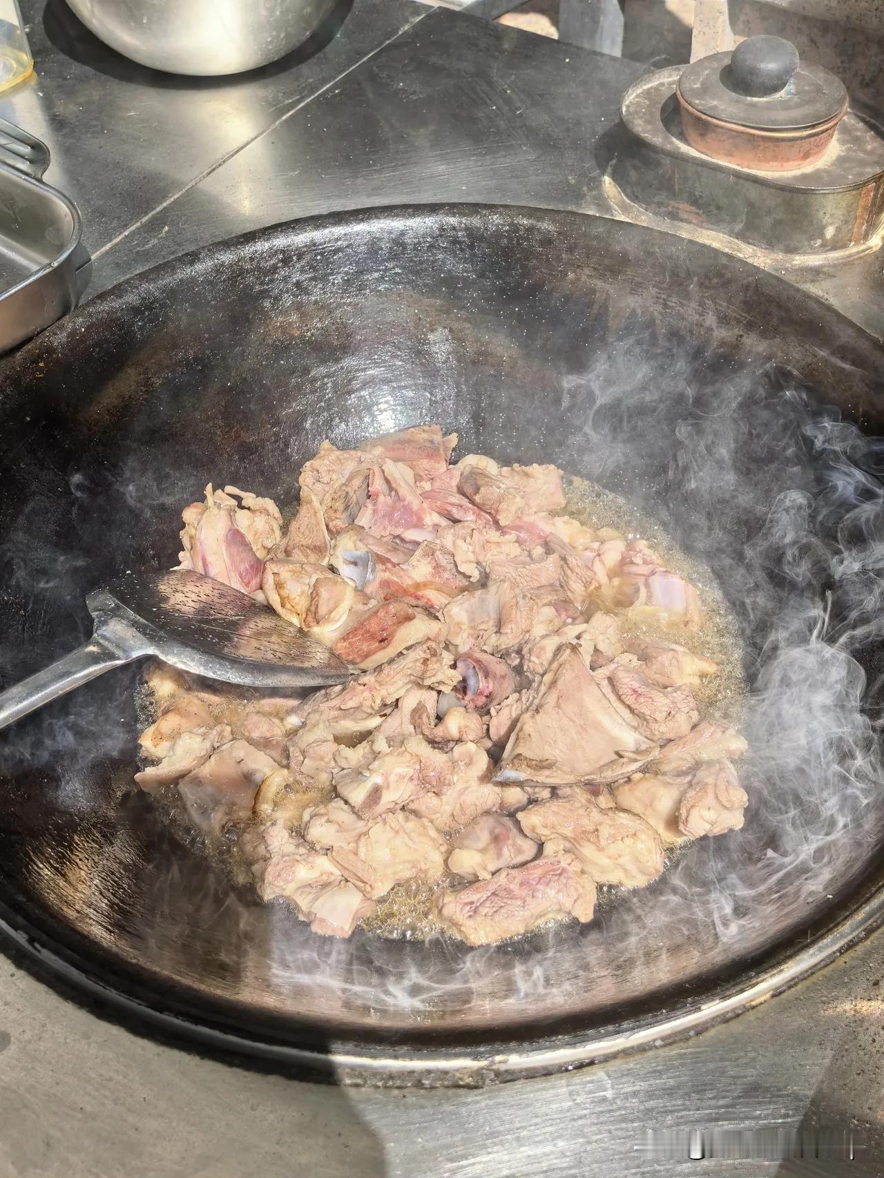 回新疆，是开心，也是“受罪”。为啥？就因为牛羊肉便宜还太自由！

来到新疆，走亲
