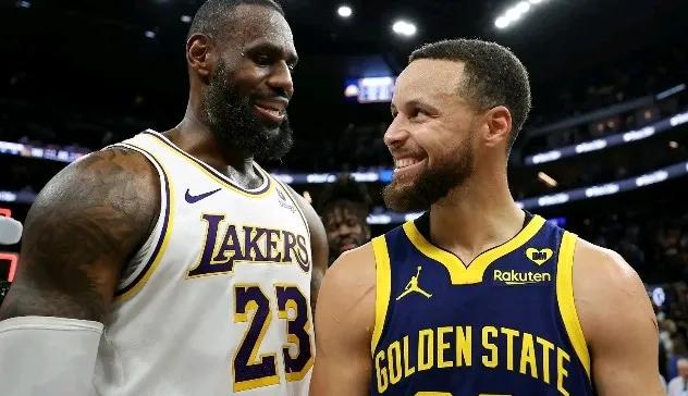 今天NBA常规赛，勇士大胜国王豪取六连胜，勇士球队库里也破了4000个三分常规赛