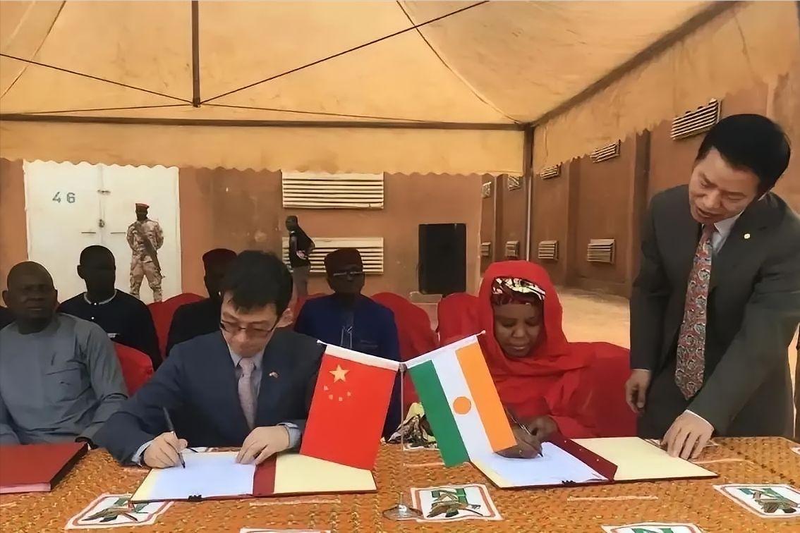 中国决不会再当冤大头！

​在尼日尔首都尼亚美的加油站前，等待加油的车队蜿蜒三公