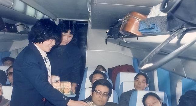 1998年，国航机长袁斌因为不满分房制度，携带着妻子，驾驶载有95名乘客的飞机叛