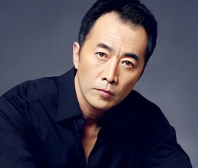 郑晓宁从年轻到老都很帅，萨日娜演技好，但从来没有漂亮过。他俩青梅竹马，上初中，他