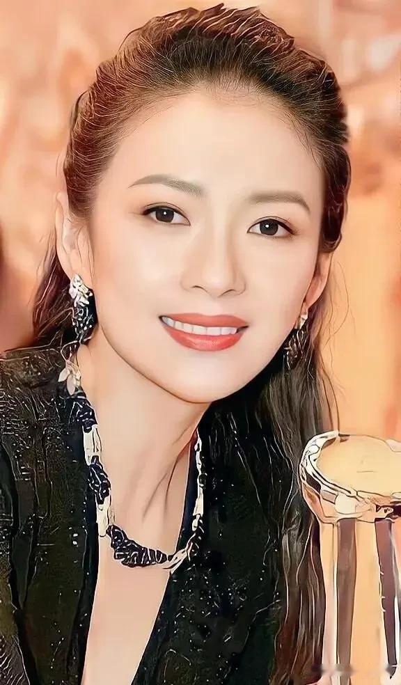 万万没想到！
转眼章子怡已经47岁了
人生大事样样经历齐全
事业爱情都体验过，真