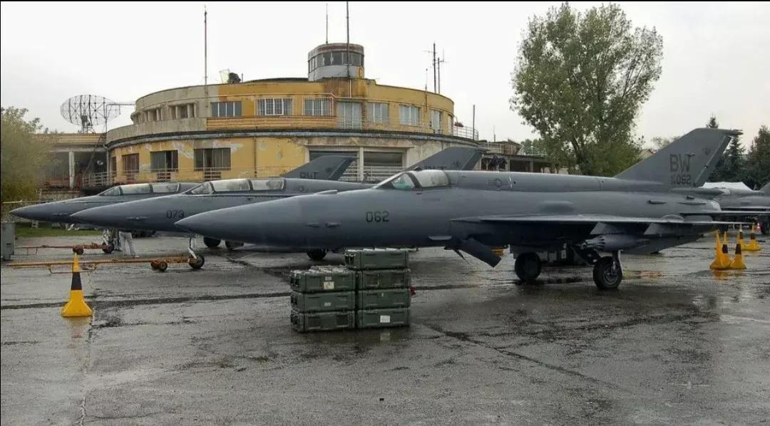 图片中有三架战斗机，两架双座，一架单座，这些飞机一看就是俄式风格的，后机身与米格