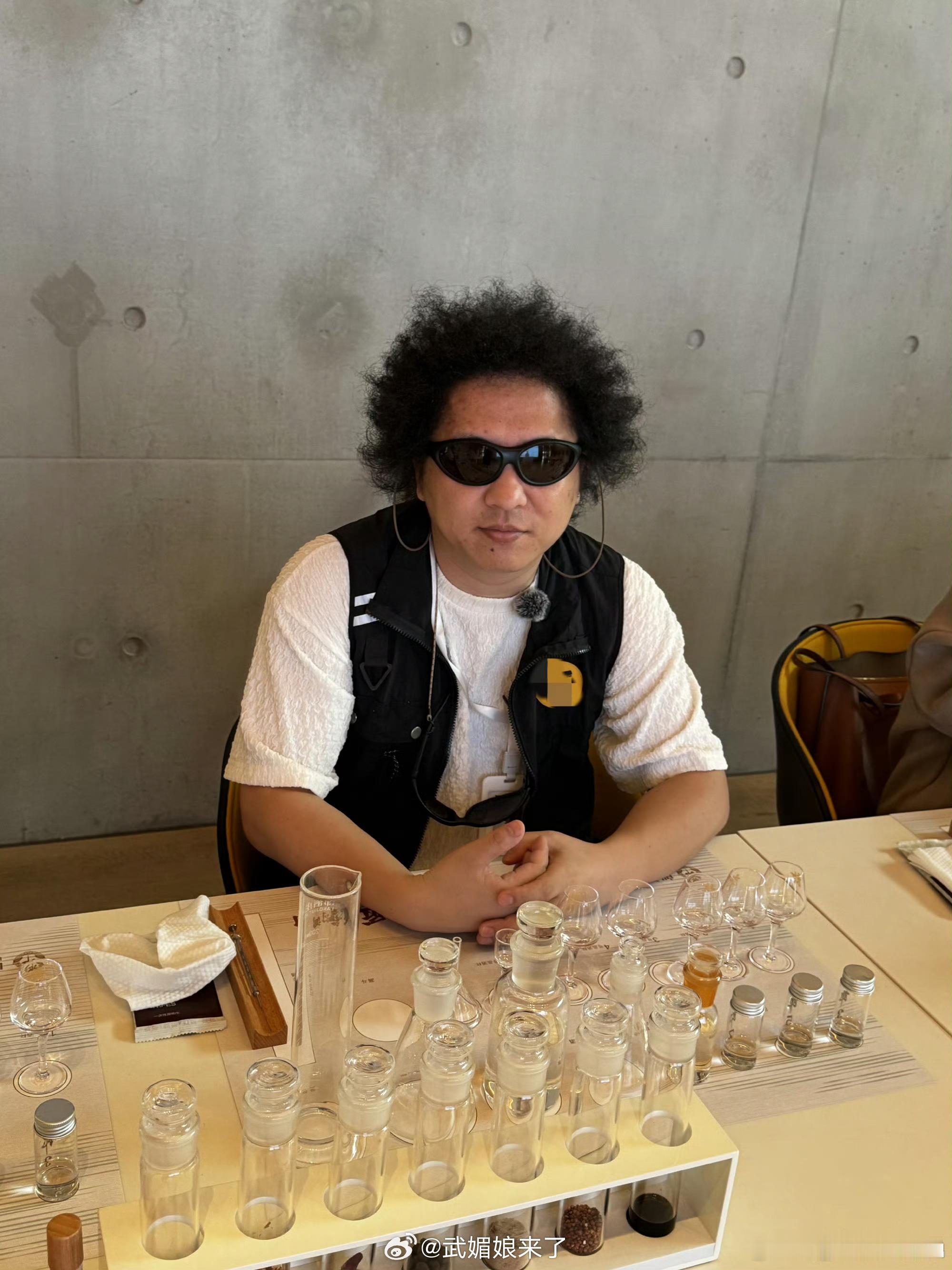 黑灯还是太全面了脱口秀是主业，结果唱歌、台球、模仿星爷、写rap…全是王者级别！
